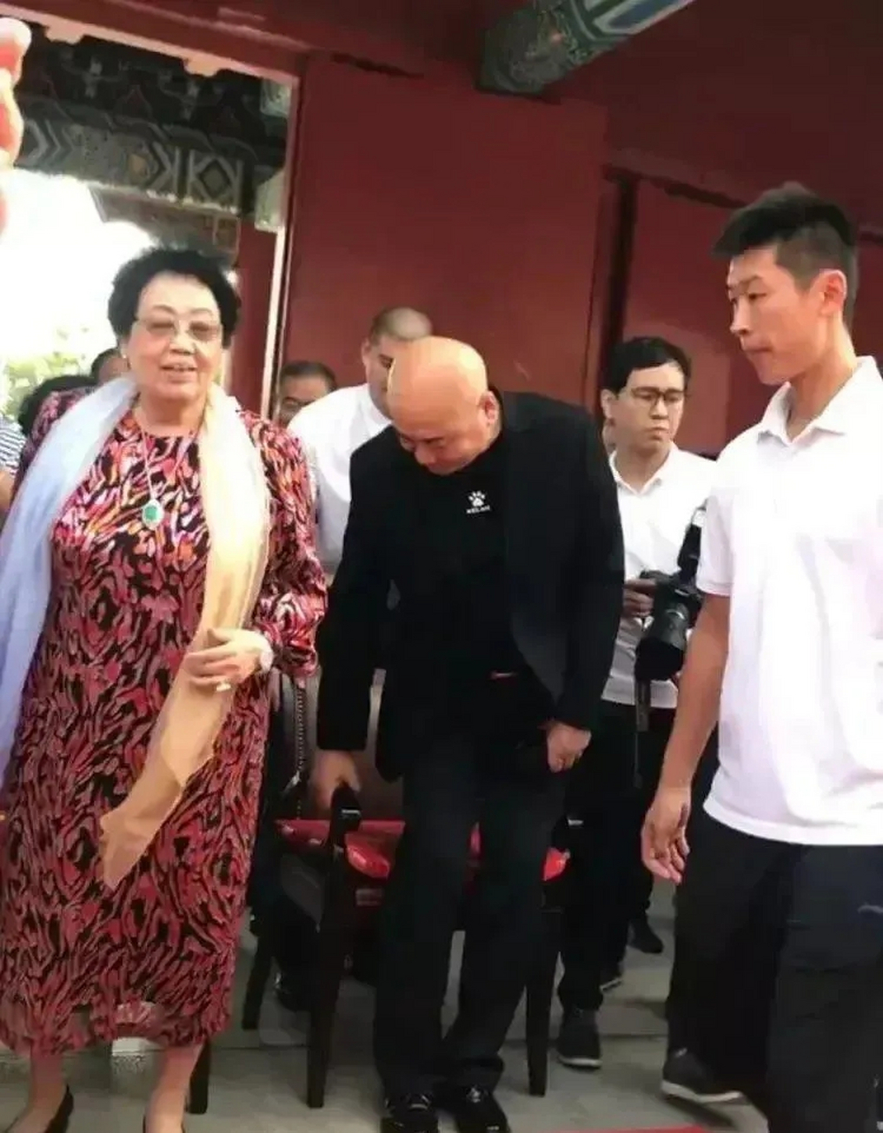 唐曾和老婆的结婚照,唐曾和老婆的结婚照图片