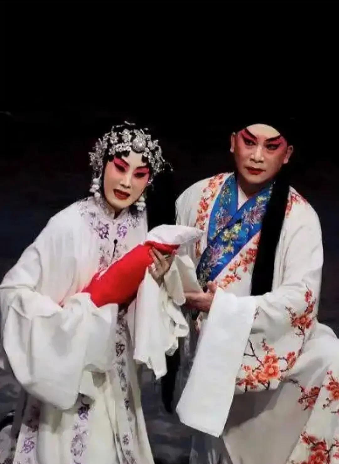 迟小秋和张火丁的关系,迟小秋和张火丁谁唱的好