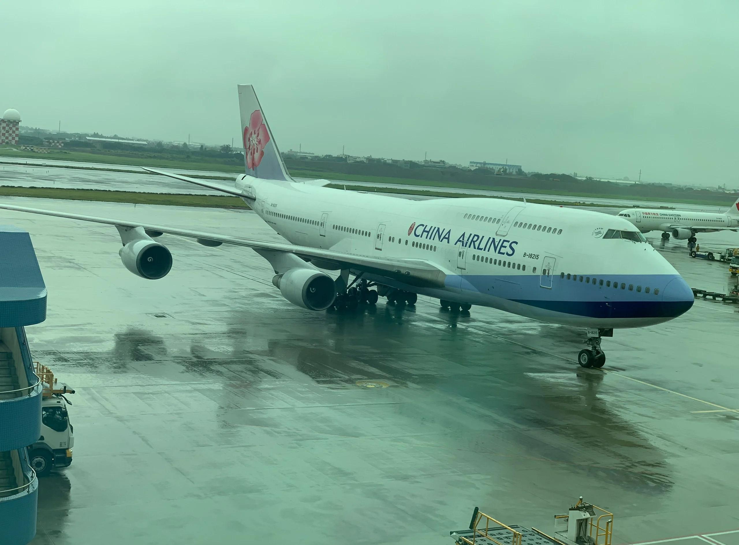 中华航空605号班机,中华航空605号班机冲出跑道之后尾翼怎么断了?