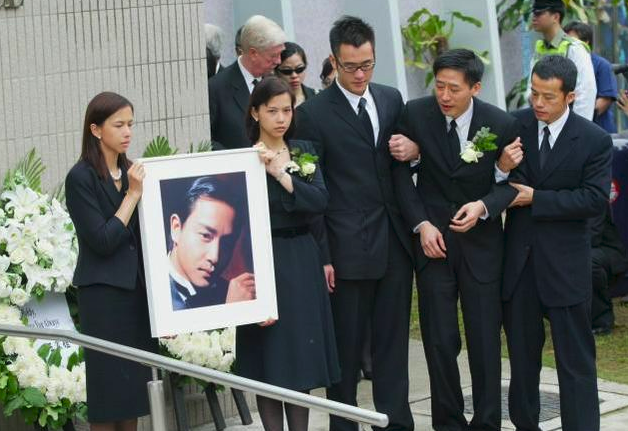 张国荣葬礼梅艳芳失控,梅艳芳最后一场演唱会