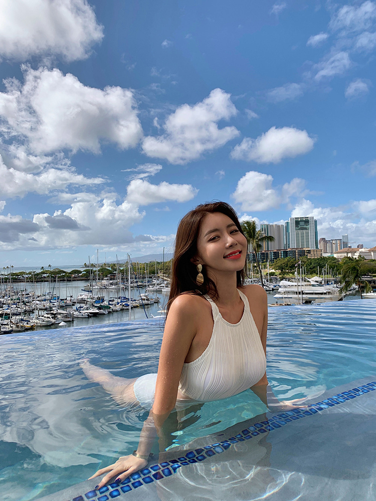 美女穿透明比基尼,美女穿透明比基尼游