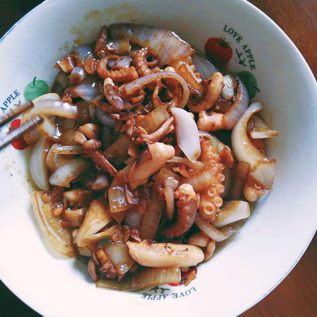 洋葱炒鱿鱼,洋葱炒鱿鱼须的步骤