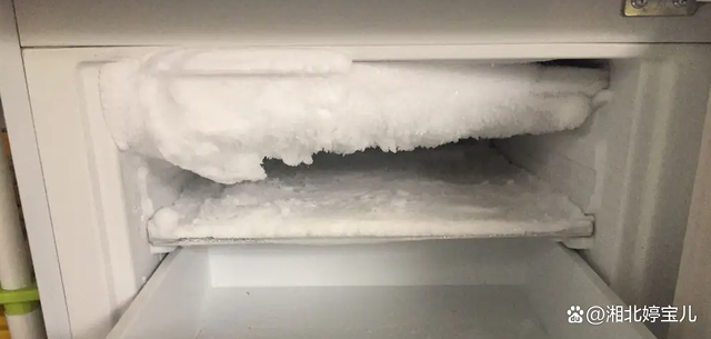 冰箱冷冻室结冰,冰箱冷冻室结冰怎么快速化冰