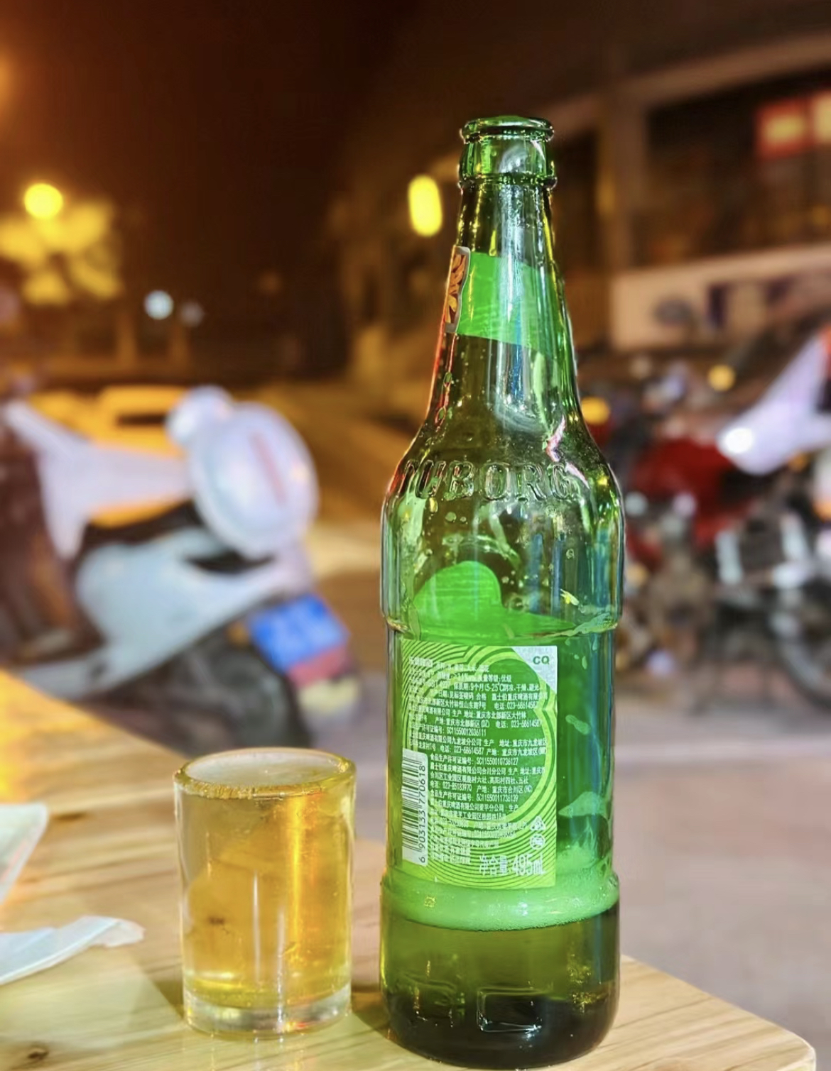 一堆喝空的啤酒瓶照片,一堆喝空的啤酒瓶照片真实
