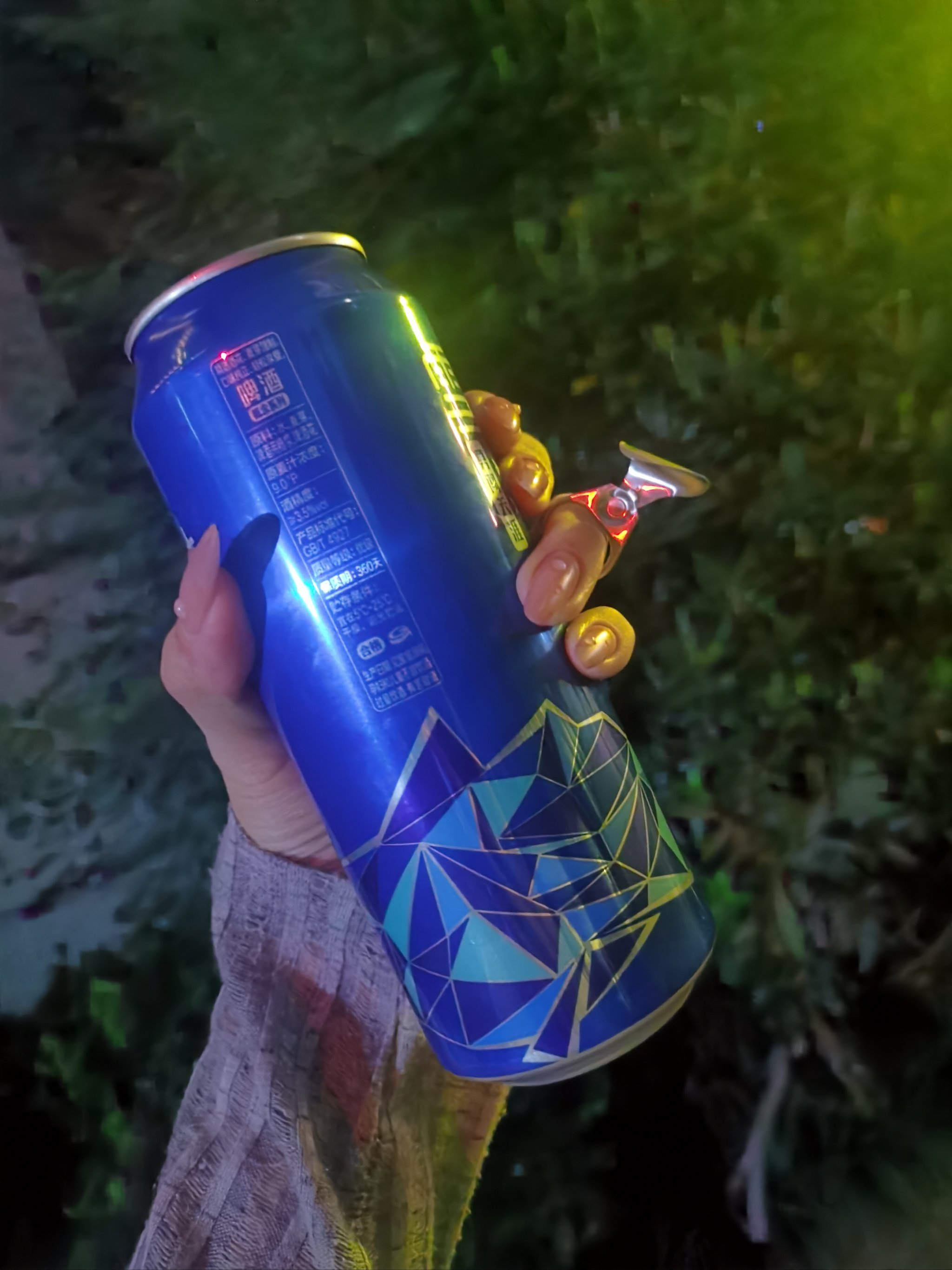 一堆喝空的啤酒瓶照片,一堆喝空的啤酒瓶照片真实