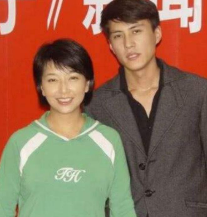 靳东李佳结婚照,靳东老婆李佳婚纱照