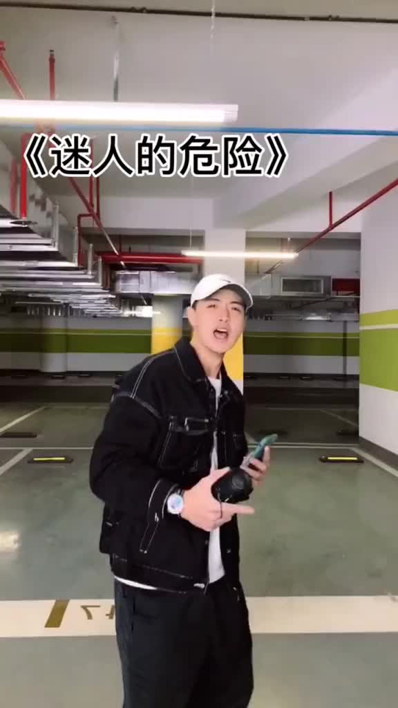 他不配站在你眼前,他不配站在你眼前你的痛谁看得见
