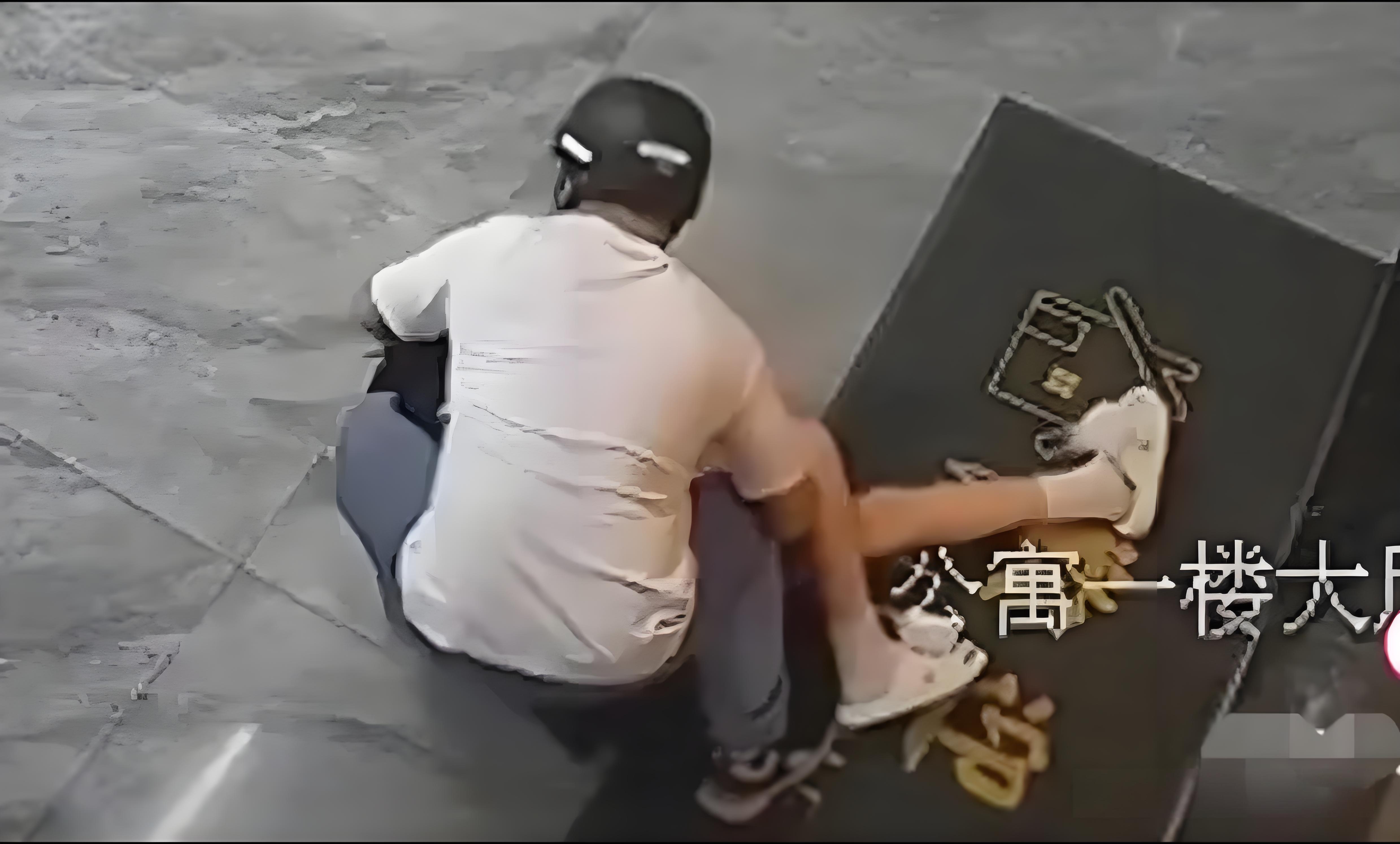 女孩电梯里遭猥亵,女孩电梯遇到歹徒