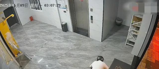 女孩电梯里遭猥亵,女孩电梯遇到歹徒