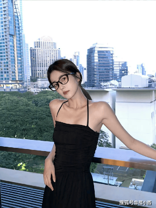 少妇吧,少妇吧老公赶出去干活在家和情人约会视频