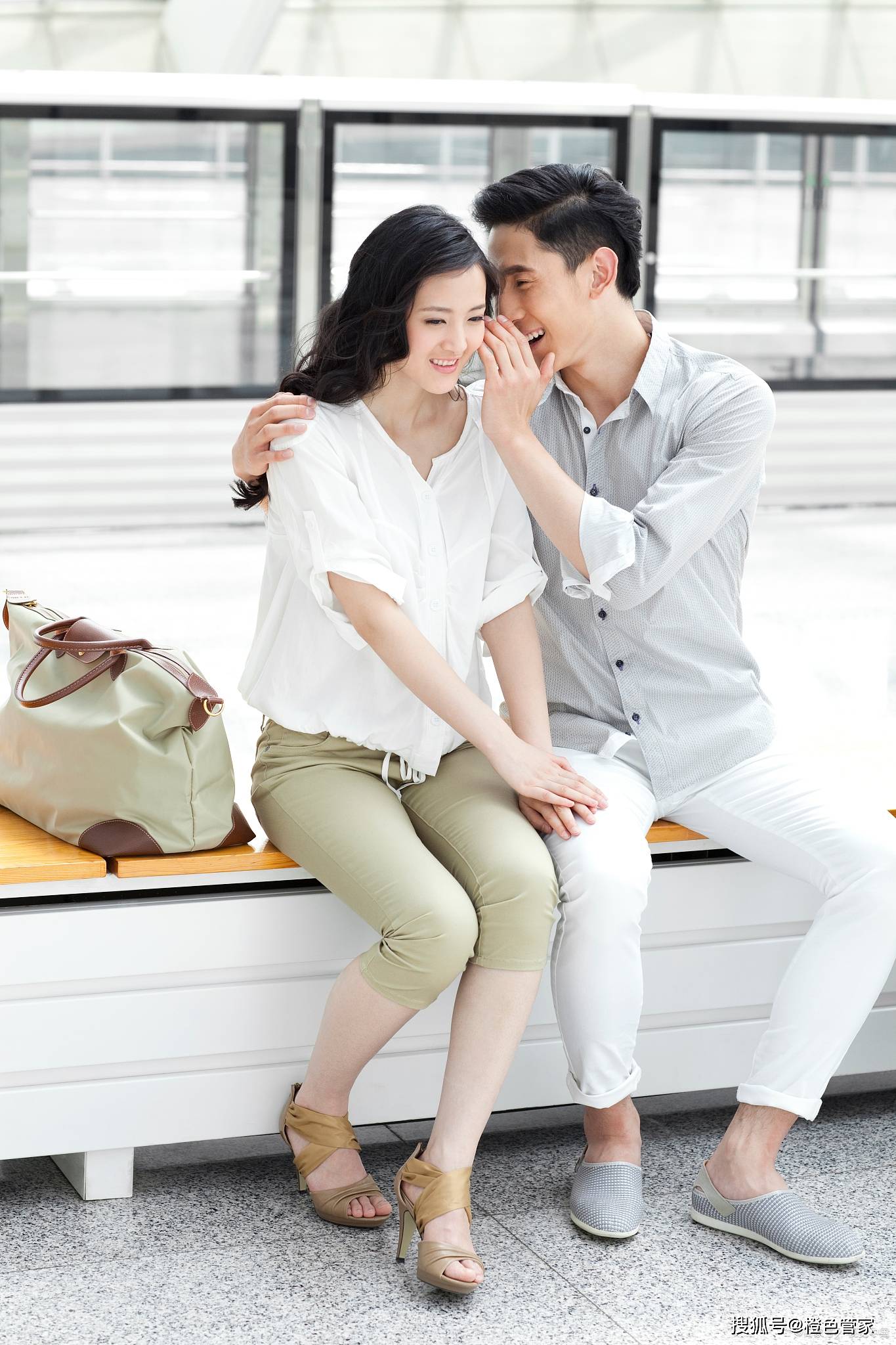 少妇吧,少妇吧老公赶出去干活在家和情人约会视频