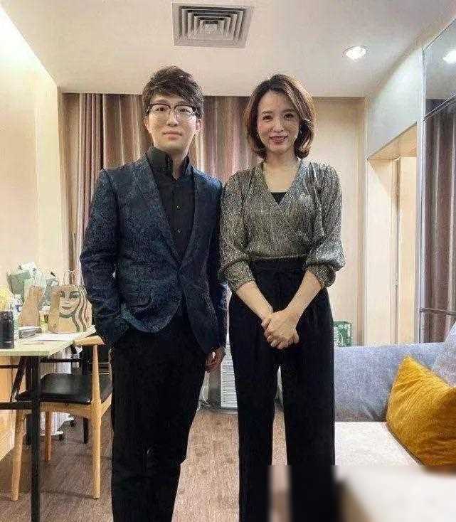 董卿和老公的结婚照,董卿老公是谁啊?